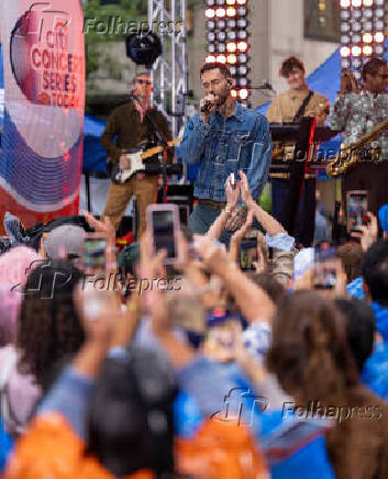 Maroon 5 se apresenta ao vivo no Today Show no Rockefeller Plaza como parte da série de shows do Citi