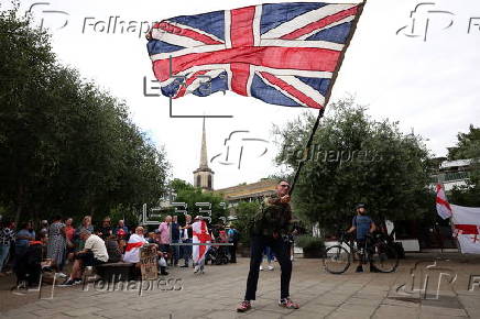 Anti-fascist protest outside hotel housing asylum seekers in London