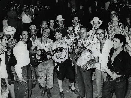 Carnaval 1961 - Foliões se divertem no carnaval de rua em SP