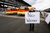 Seis 'coches-salchicha' acaparan los focos con una insólita carrera en el oval de Indy500