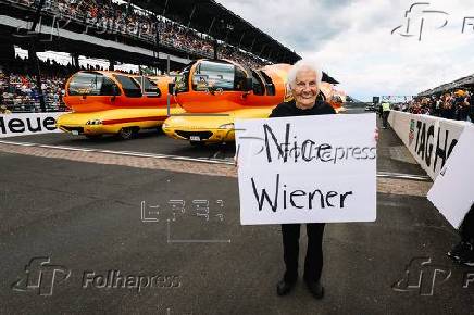 Seis 'coches-salchicha' acaparan los focos con una insólita carrera en el oval de Indy500