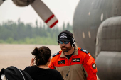 Canadian Armed Forces personnel assist in the evacuation of locals from the Pimicikamak Cree Nation