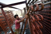 Workers battle heatwave at Karachi ice factory