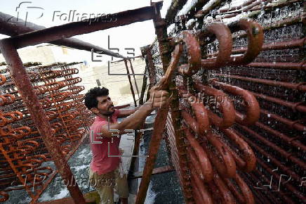 Workers battle heatwave at Karachi ice factory