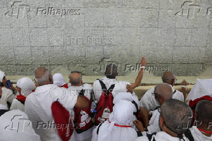 Muslim pilgrims hurl stones during 'stoning of the devil' ritual, in Mina