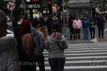 Movimentação de pedestres na Av. Paulista neste dia de frio em São Paulo