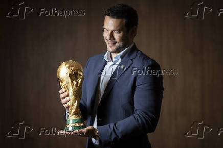 Presidente da CBF Samir Xaud com a taça da Copa do Mundo