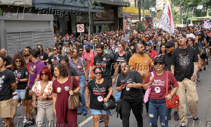 Professores em greve caminham até a Câmara Municipal SP