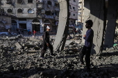Palestinos inspeccionan edificio destruido tras ataque aéreo israelí en Ciudad de Gaza
