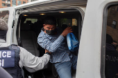 Federal agents make immigration arrests in Chicago