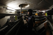La Policía Nacional inspecciona las galerías subterráneas bajo el recorrido del encierro