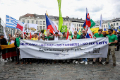Marcha simbólica de agricultores europeos desde el Parlamento Europeo hasta la Comisión Europea