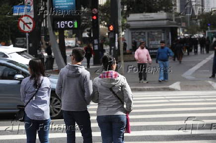 Movimentação de pedestres na Av. Paulista neste dia de frio em São Paulo