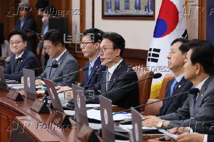 South Korean Prime Minister attends Cabinet meeting