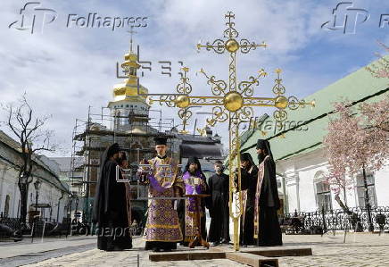Installation of the cross on Kyiv's Trinity Gate Church after restorarion