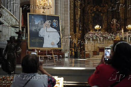 Feligreses de México rezan por el eterno descanso del papa Francisco