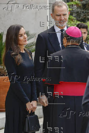 Los reyes firman en el libro de condolencias en la Nunciatura