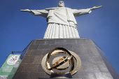 Trofeo de la Copa Mundial de Clubes de la FIFA en el Monumento al Cristo Redentor