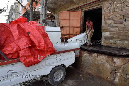 Workers battle heatwave at Karachi ice factory
