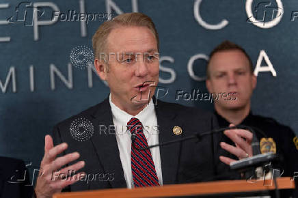 Minnesota police, FBI hunt suspect in deadly shooting of Democratic state lawmakers