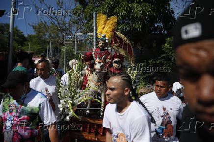 Fieles salvadoreños celebran la centenaria procesión de 