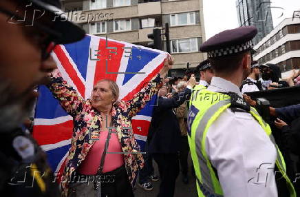 Anti-fascist protest outside hotel housing asylum seekers in London