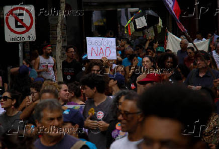 Professores em greve caminham até a Câmara Municipal SP