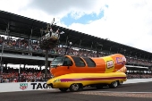 Seis 'coches-salchicha' acaparan los focos con una insólita carrera en el oval de Indy500
