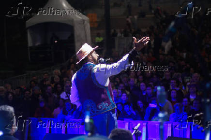 Virada Cultural - Cantor e violeiro Xangai no palco da Sé