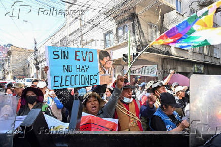 Supporters of Evo Morales's candidacy clash with police, in La Paz