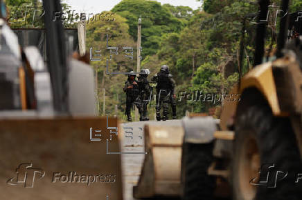 En el muelle de Chiquita Panamá los estibadores, sin carga que mover, están a la espera