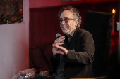 Tim Burton emerge del panteón más grande de México con clase magistral para aficionados