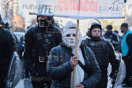 Trabajadores argentinos de la salud paran y marchan en reclamo de mejoras salariales