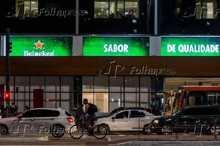 Anúncio com painéis de LED de 6 metros de largura