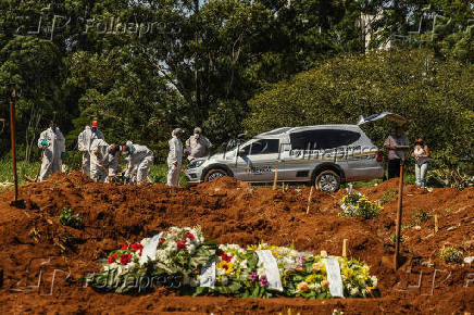 Sepultadores trabalham no cemitério de Vila Formosa, na capital paulista