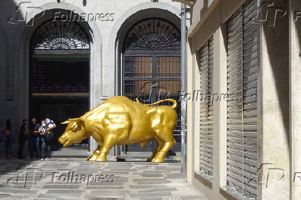 Estátua do Touro de Ouro na B3, em São Paulo