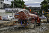 Caminhão pipa distribui água nas obras viárias em SJC