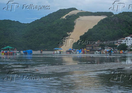 Movimentação de turistas na Praia de Ponta Negra, em Natal (RN)