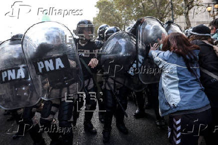 Jubilados argentinos vuelven a ser repelidos por la policía en protesta ante el Parlamento