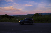 Céu azul, com nuvens de nuances alaranjadas, no penúltimo dia do outono