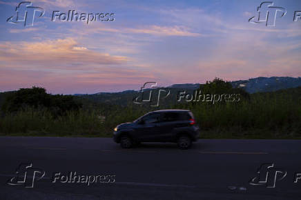 Céu azul, com nuvens de nuances alaranjadas, no penúltimo dia do outono