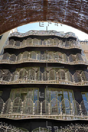 La icónica Casa Batlló de Gaudí recupera el aspecto original de su fachada posterior