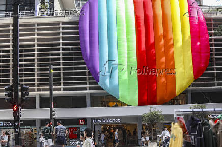 Fachada do Conjunto Nacional com decoração LGBT