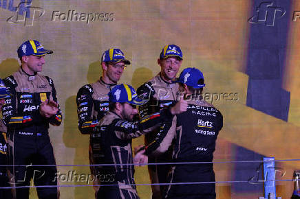 Bandeirada e pódio da categoria hypercar durante o fia wec no rolex 6 horas de são paulo