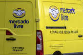 Van da empresa Mercado Livre faz entregas