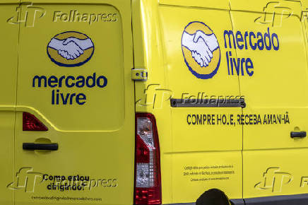 Van da empresa Mercado Livre faz entregas