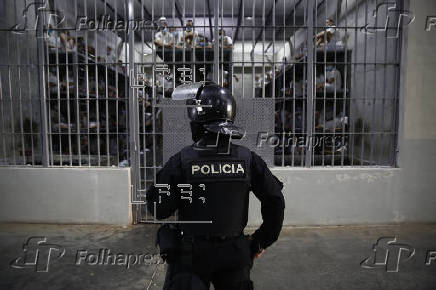 El ministro costarricense de Justicia recorre la cárcel salvadoreña símbolo contra maras