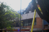 Bombeiros fazem rescaldo em prédio da PUC-PR