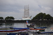 El buque escuela de la Armada española Juan Sebastián de Elcano cruza el Canal de Panamá para continuar su travesía