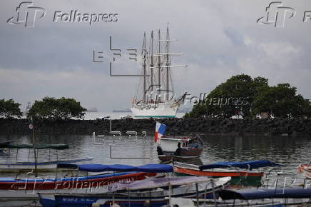 El buque escuela de la Armada española Juan Sebastián de Elcano cruza el Canal de Panamá para continuar su travesía